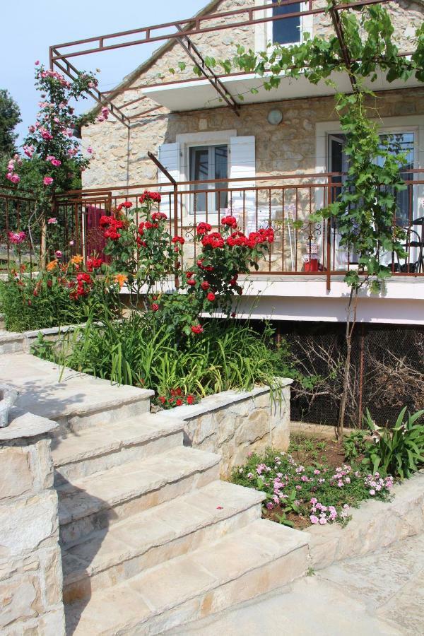 Apartmani Ivankovic Vrisnik Kültér fotó