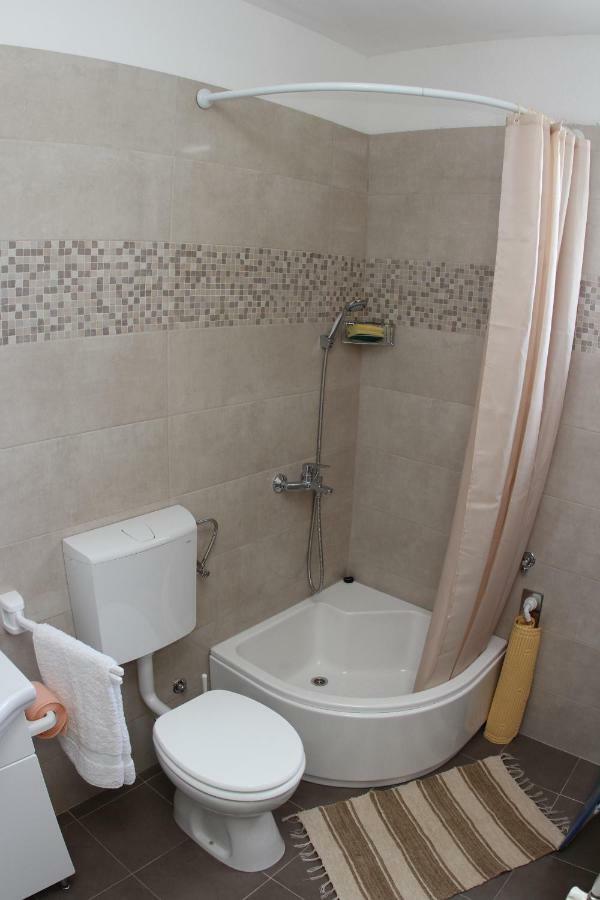 Apartmani Ivankovic Vrisnik Kültér fotó