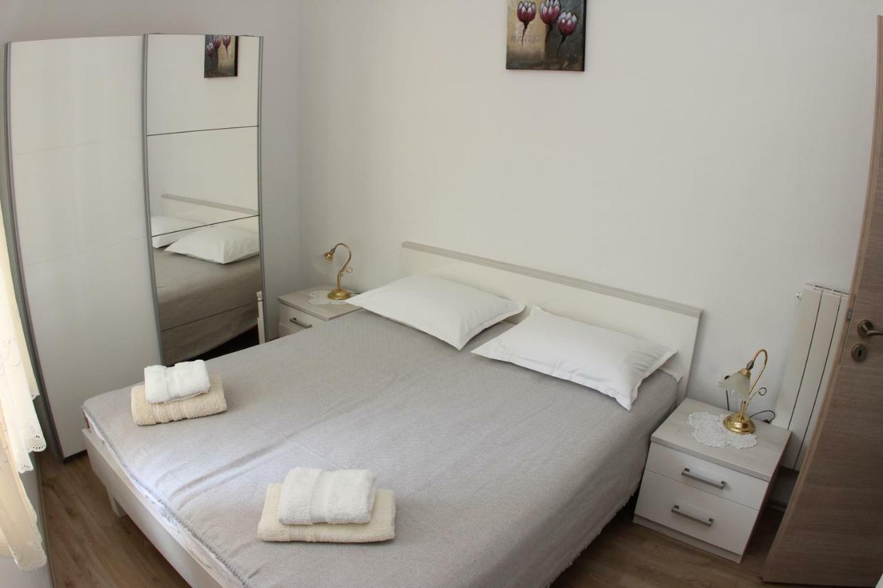 Apartmani Ivankovic Vrisnik Kültér fotó